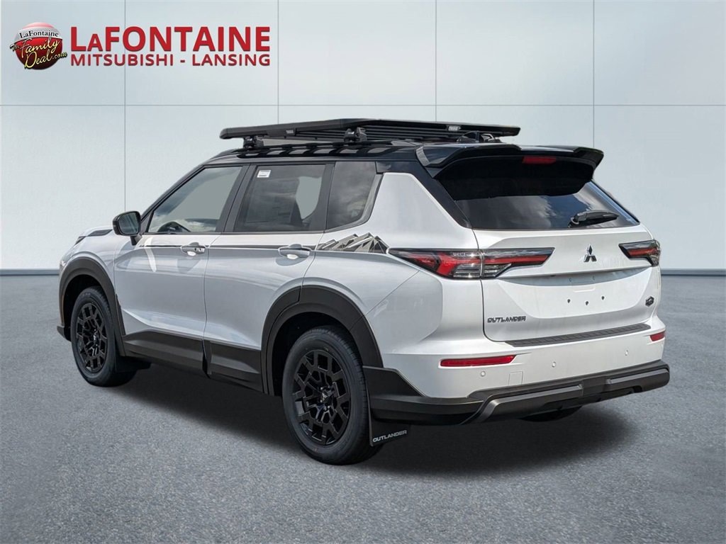 New 2025 Mitsubishi Outlander SE image 3