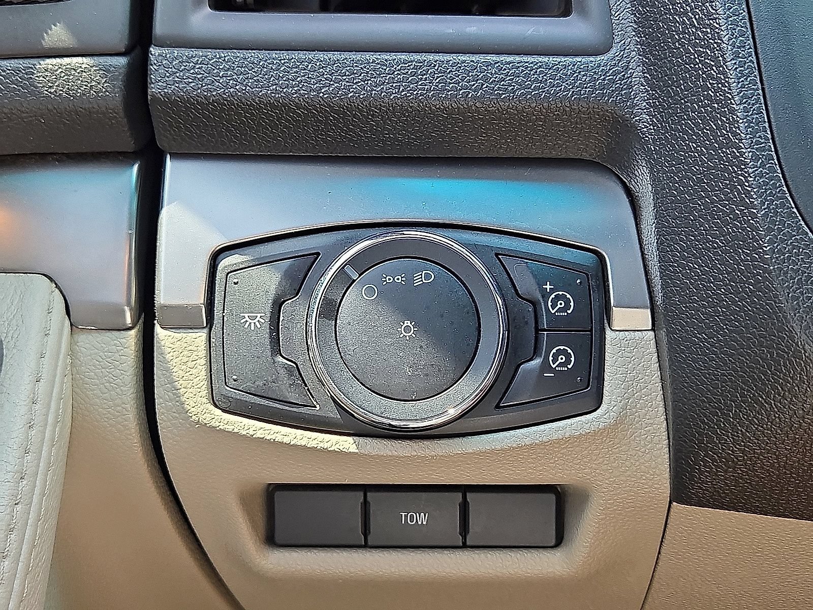 Used 2013 Ford Explorer 4WD w/ Class III Trailer Tow Pkg image 23