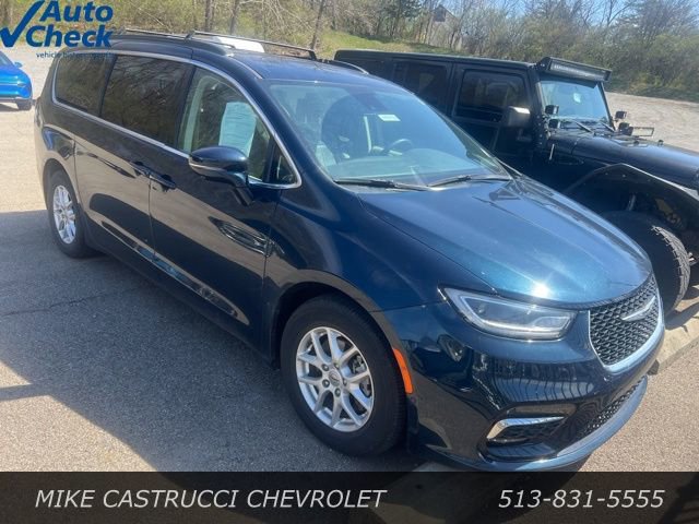 Used 2022 Chrysler Pacifica Touring-L w/ Uconnect Theater Family Group image 2