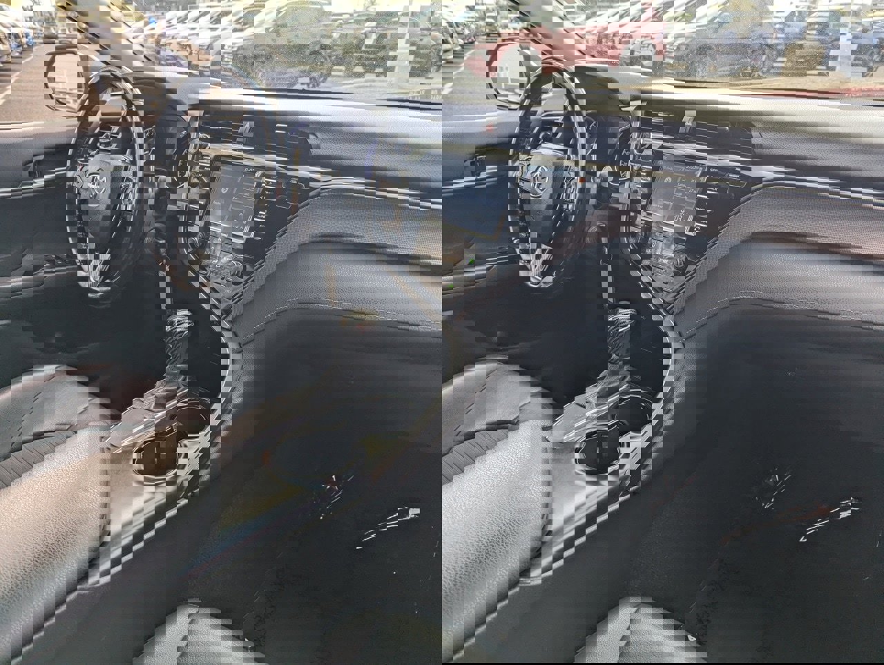 Used 2020 Toyota Camry SE w/ Blackout Package image 13