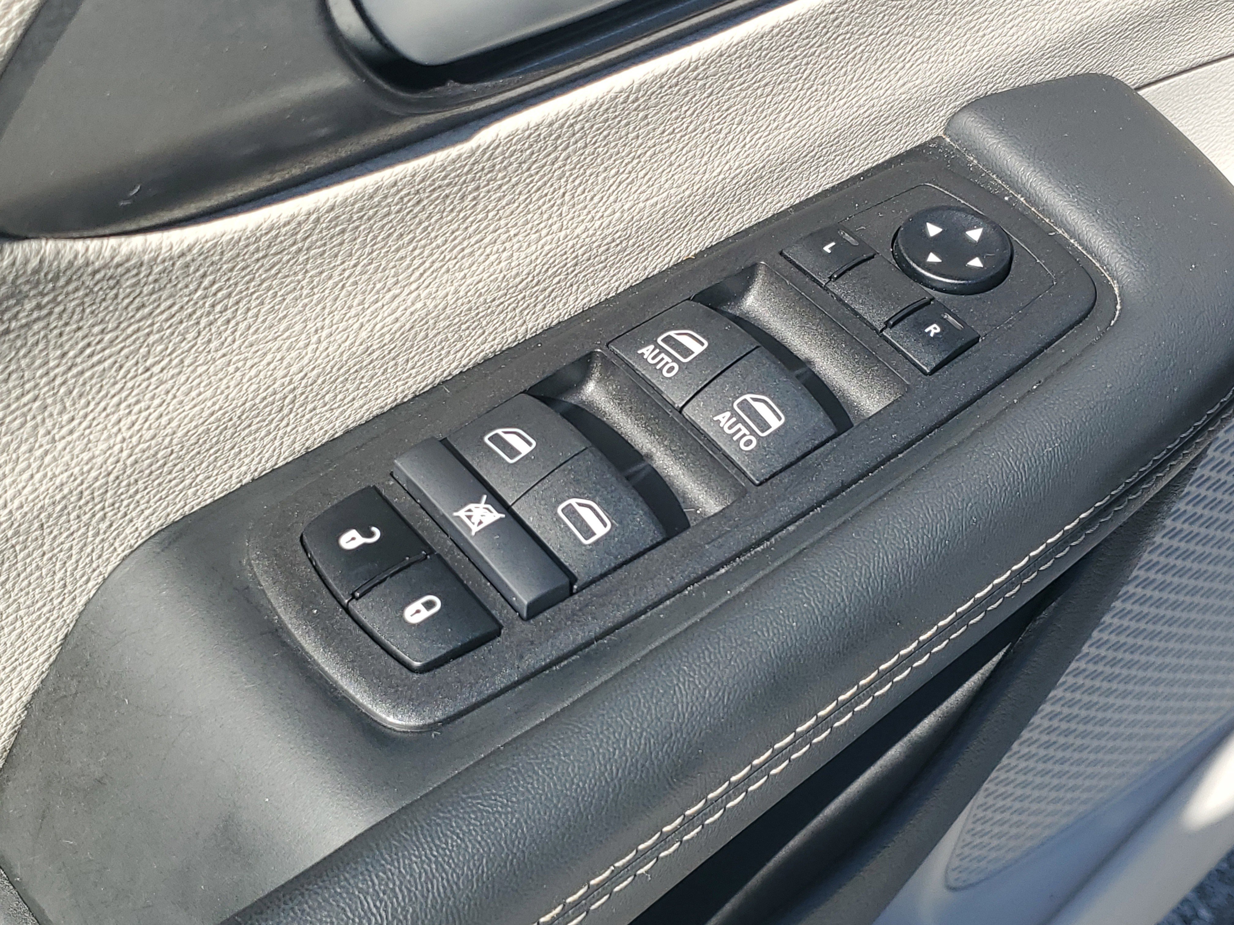 Used 2024 Chrysler Pacifica Touring-L FWD image 11