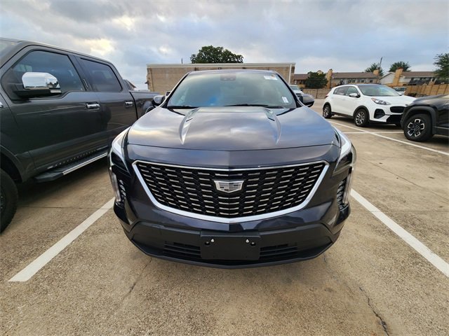 Used 2023 Cadillac XT4 Luxury w/ LPO, Onyx Lite Package FWD image 2