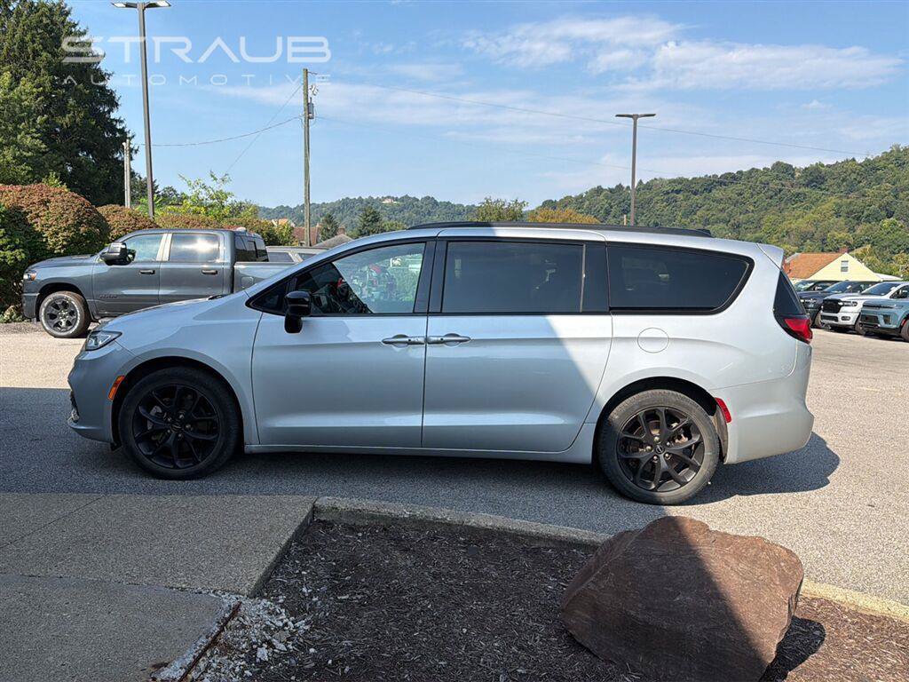 Used 2024 Chrysler Pacifica Touring-L w/ S Appearance Package AWD/4WD image 5