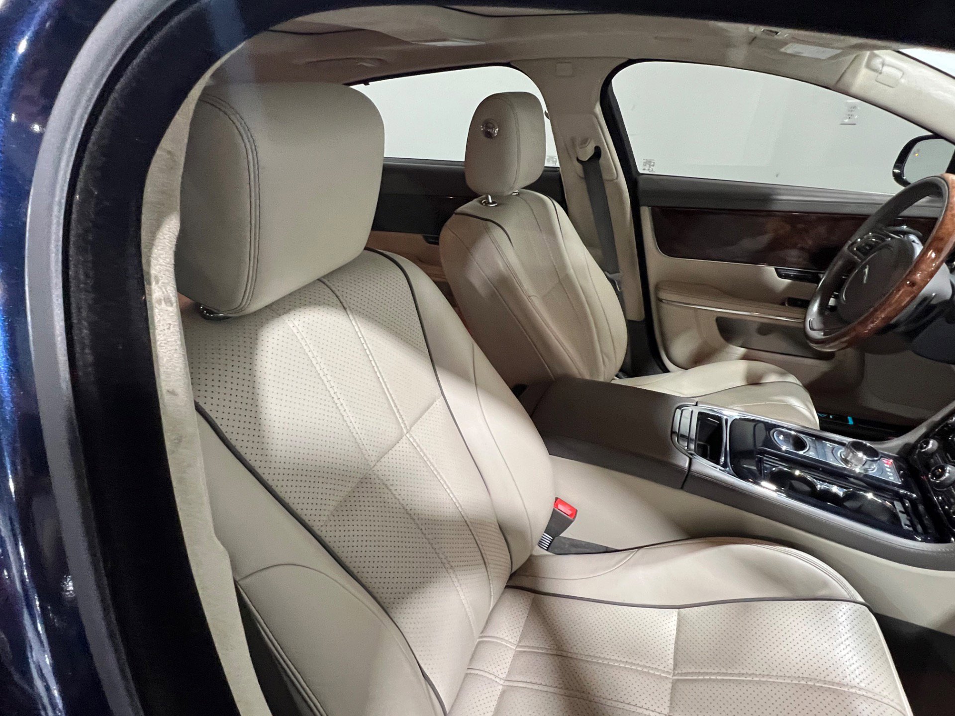 Used 2015 Jaguar XJ L Portfolio RWD image 37