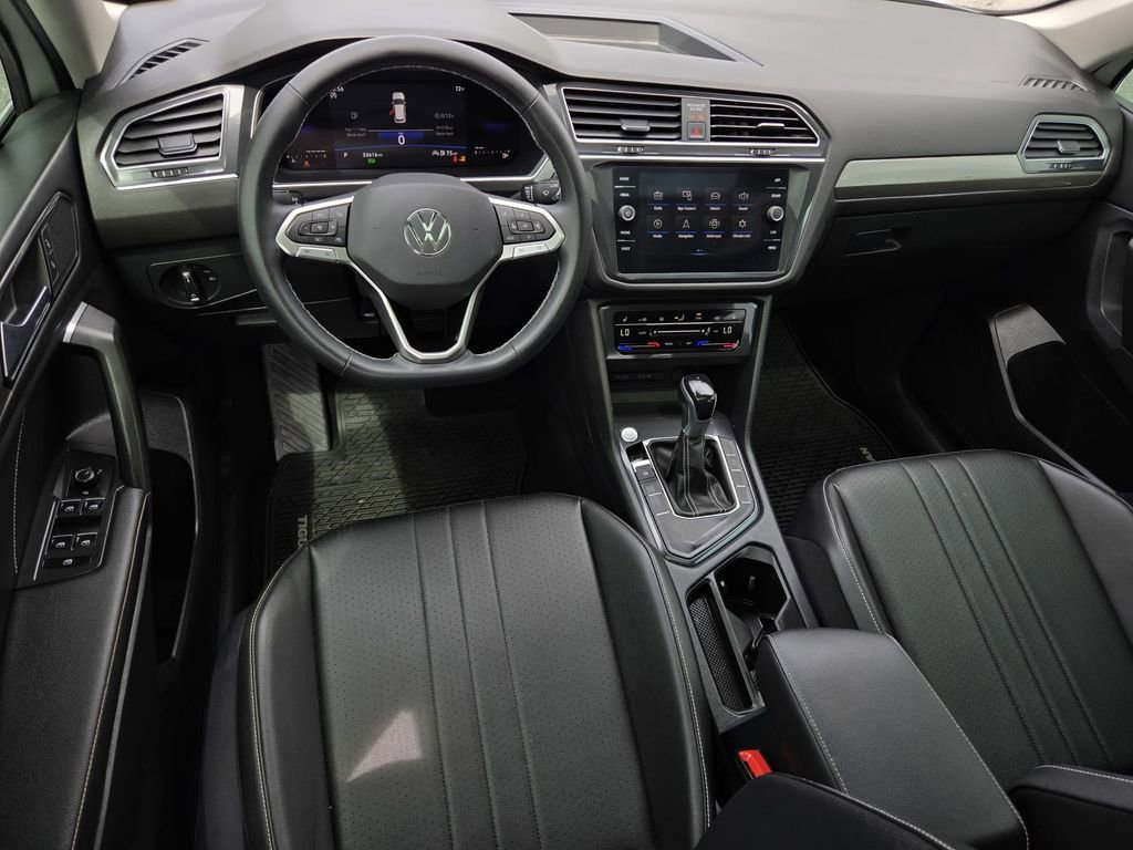 Used 2022 Volkswagen Tiguan SE w/ Panoramic Sunroof Package FWD image 16