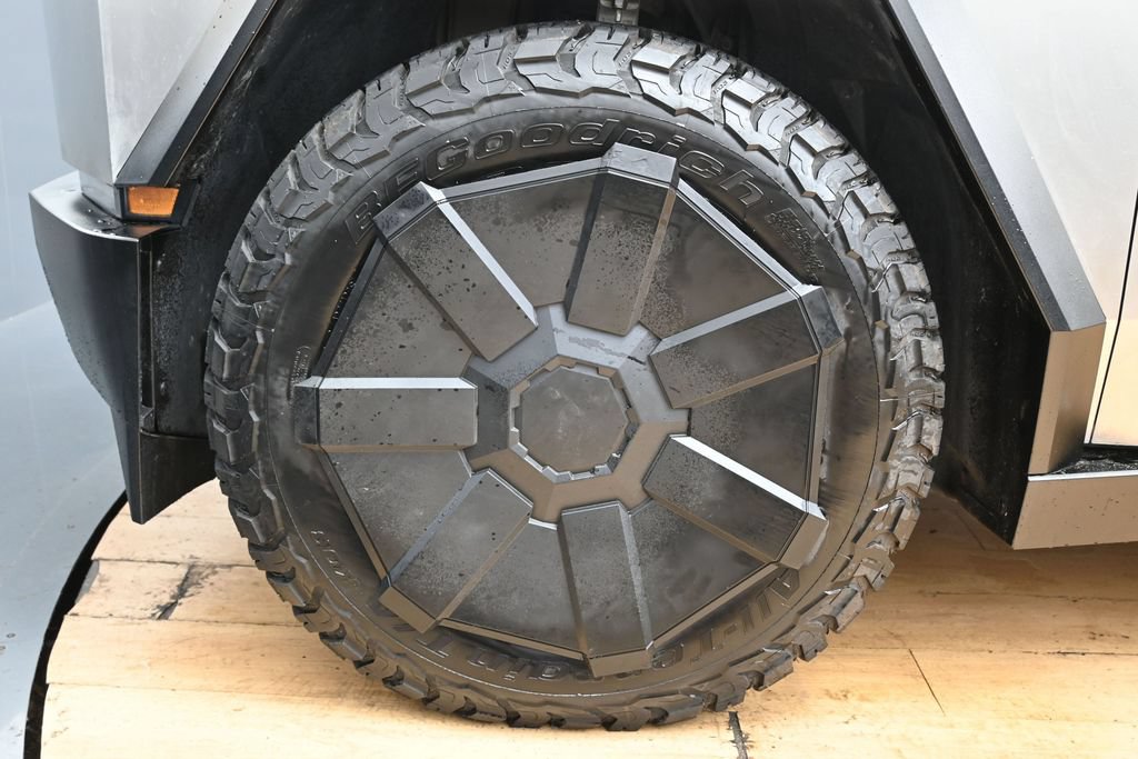 Used 2024 Tesla Cybertruck AWD Crew Cab image 10