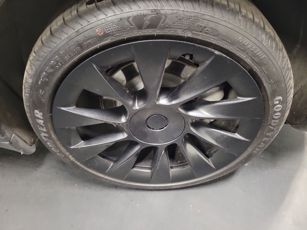 Used 2022 Tesla Model Y Long Range image 10