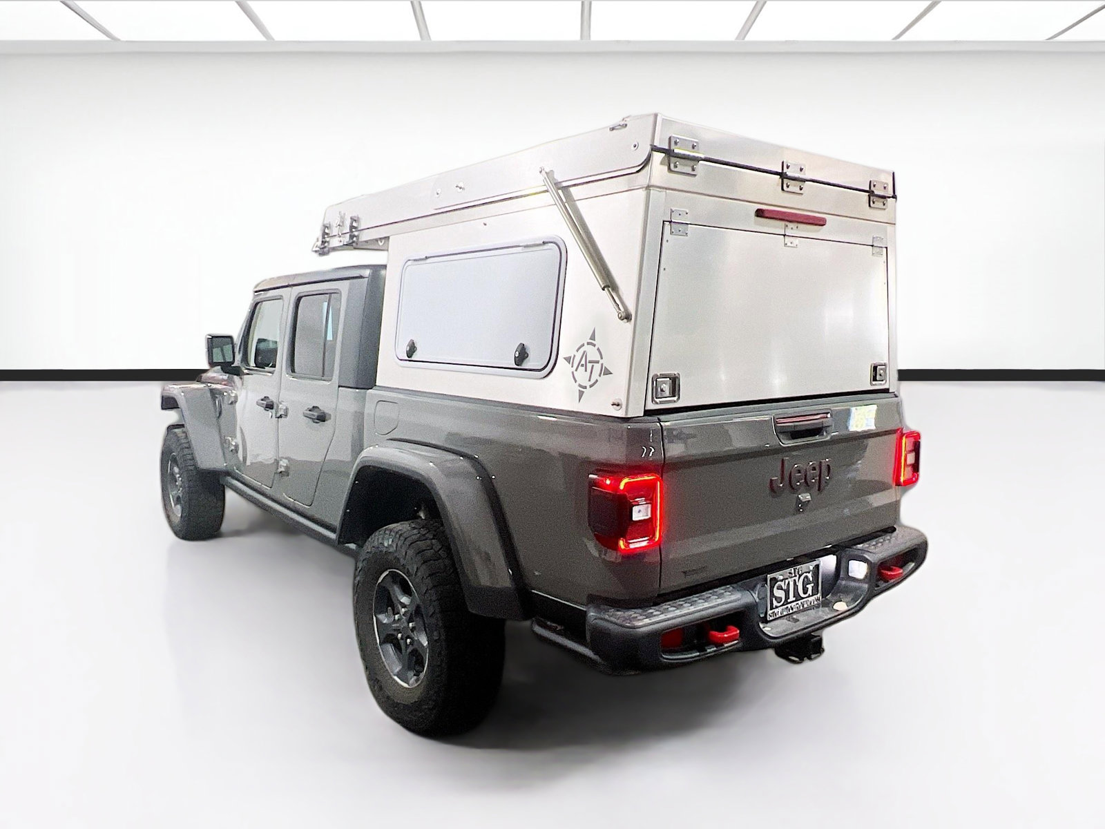 Used 2023 Jeep Gladiator Rubicon w/ LED Lighting Group AWD/4WD image 6