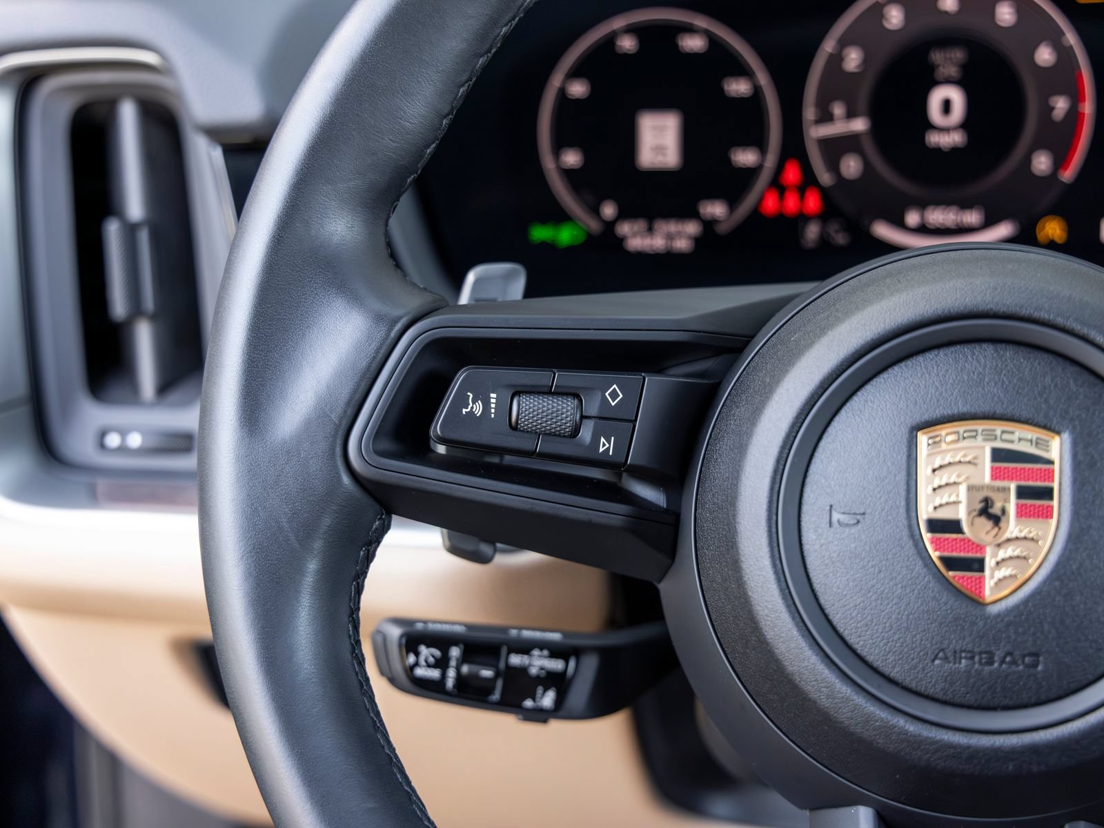 Certified 2025 Porsche Cayenne AWD/4WD image 36
