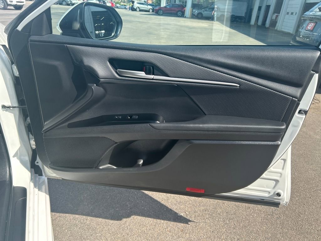 Used 2025 Toyota Camry SE image 30