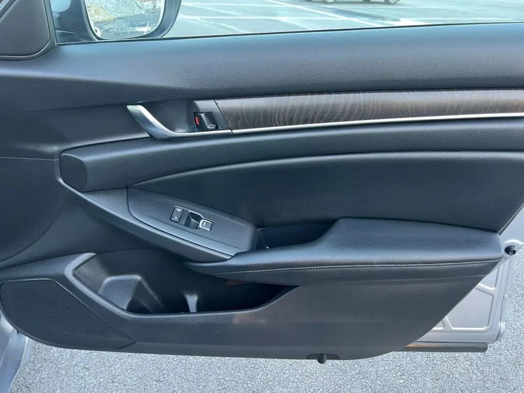 Used 2018 Honda Accord Touring image 16