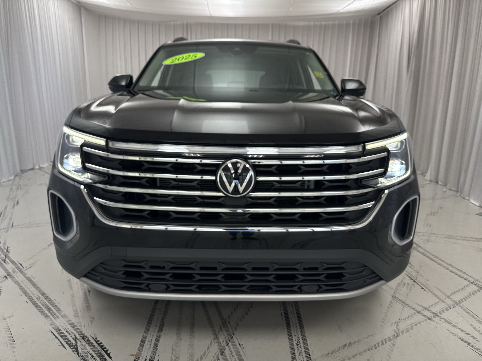 Used 2025 Volkswagen Atlas SE AWD/4WD image 2