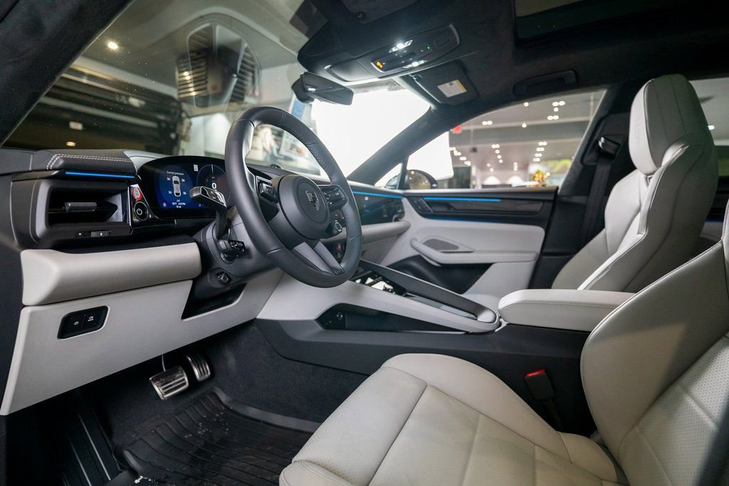 New 2025 Porsche Macan Turbo Electric AWD/4WD image 4
