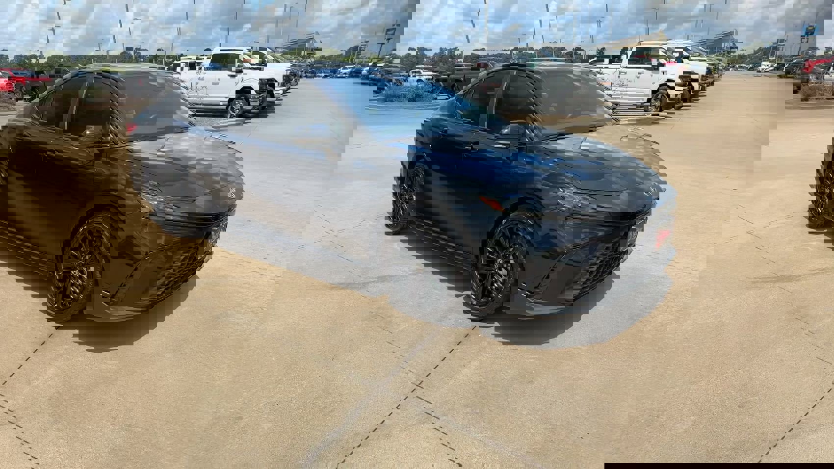 Used 2025 Toyota Camry SE image 3