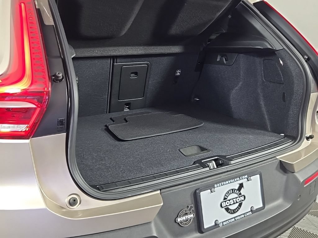Certified 2024 Volvo XC40 B5 Core AWD/4WD image 16