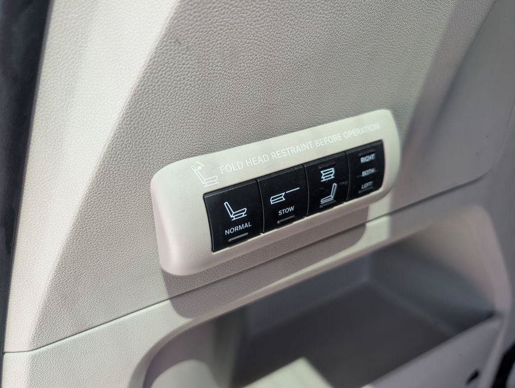 Used 2014 Chrysler Town & Country Touring-L FWD image 14