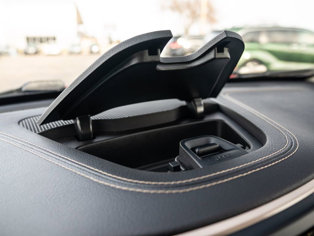 Used 2017 Jeep Cherokee Latitude w/ Comfort/Convenience Group image 28