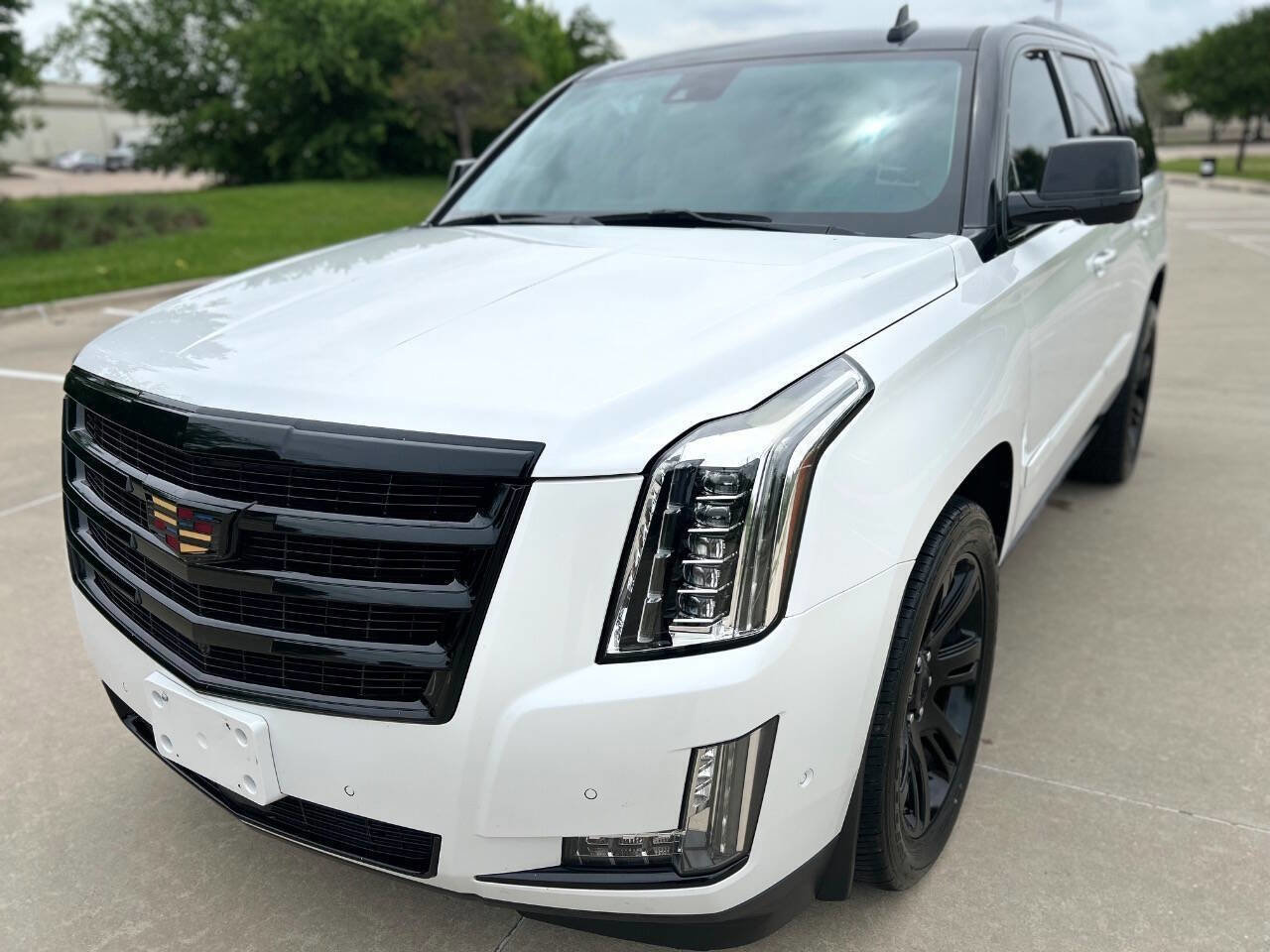 Used 2020 Cadillac Escalade Premium Luxury image 2