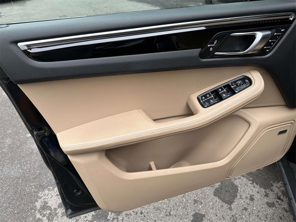 Certified 2025 Porsche Macan image 16
