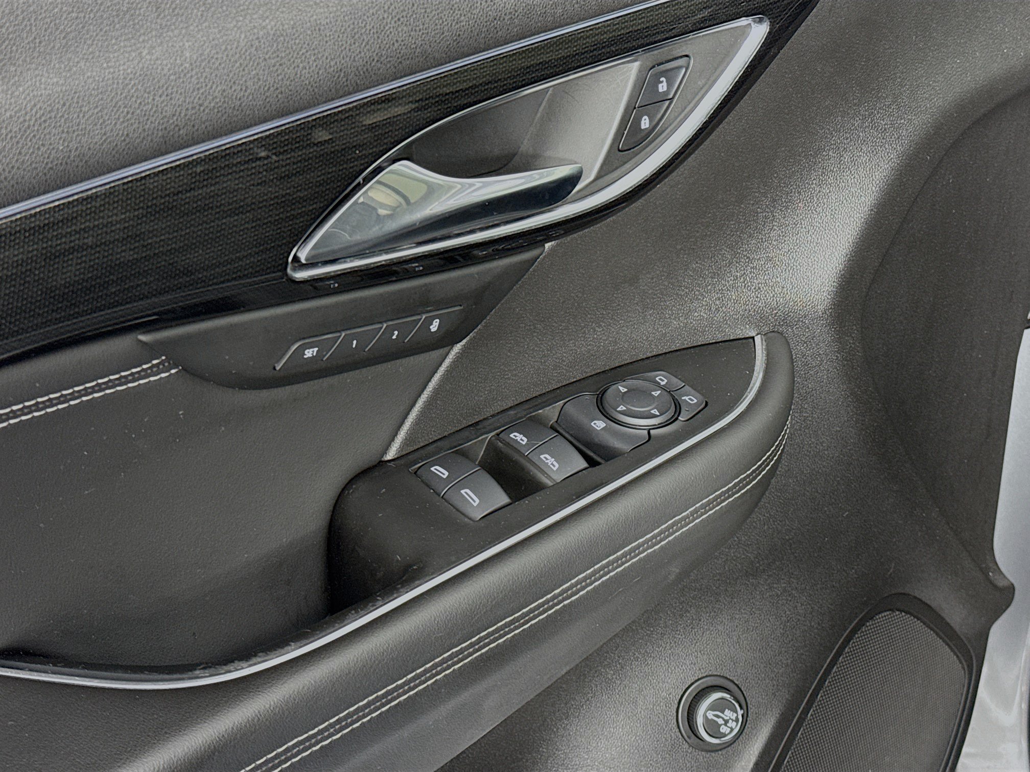 Used 2021 Buick Envision Essence w/ Sport Touring Package AWD/4WD image 17