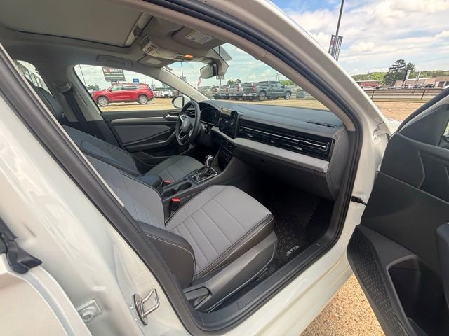 Used 2026 Volkswagen Jetta SE FWD image 16