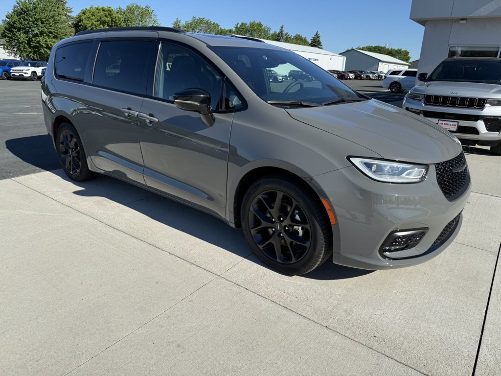 Used 2025 Chrysler Pacifica Limited FWD image 1