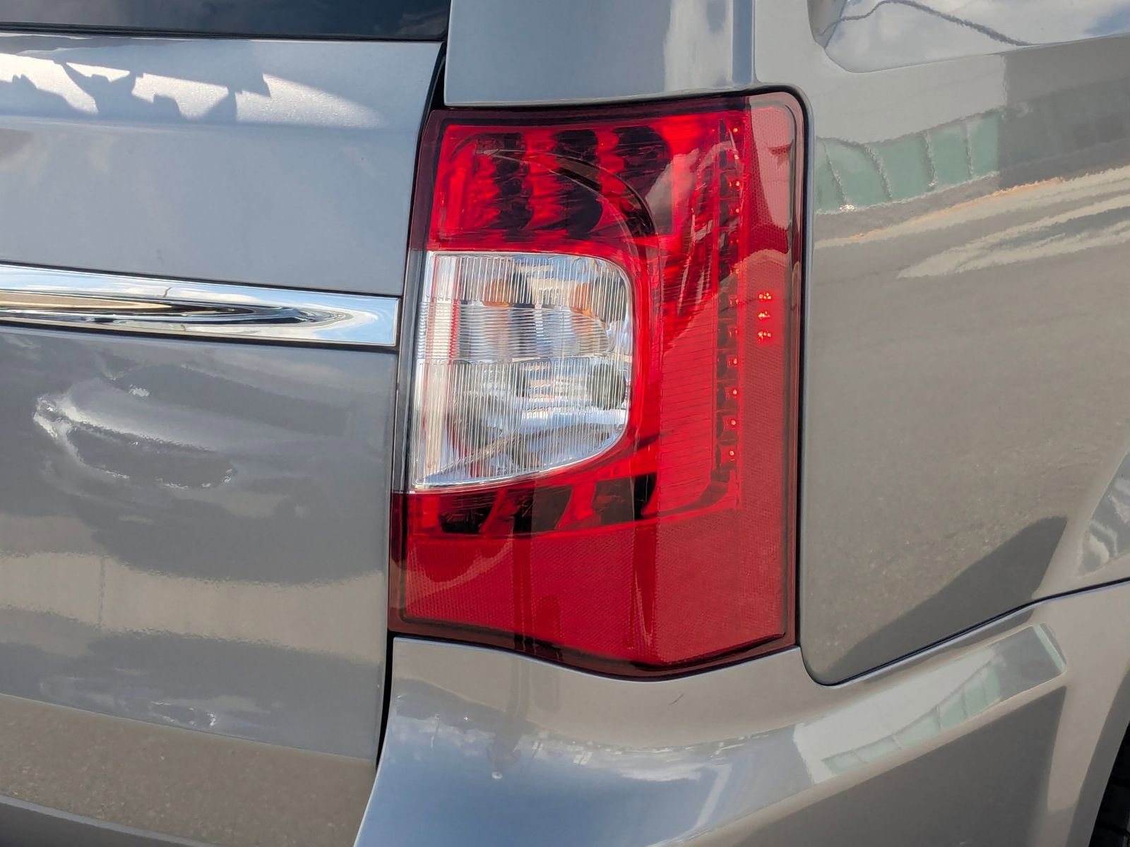 Used 2014 Chrysler Town & Country Touring-L w/ Driver Convenience Group FWD image 12