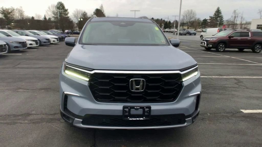 New 2025 Honda Pilot Touring image 3