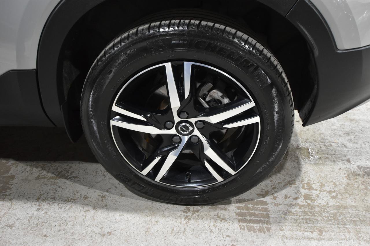 Used 2025 Volvo XC40 B5 Core image 56