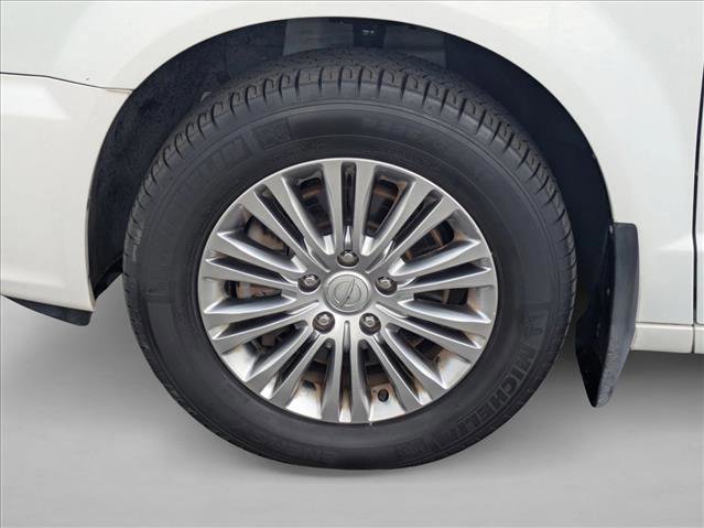 Used 2014 Chrysler Town & Country Touring-L w/ Driver Convenience Group image 24
