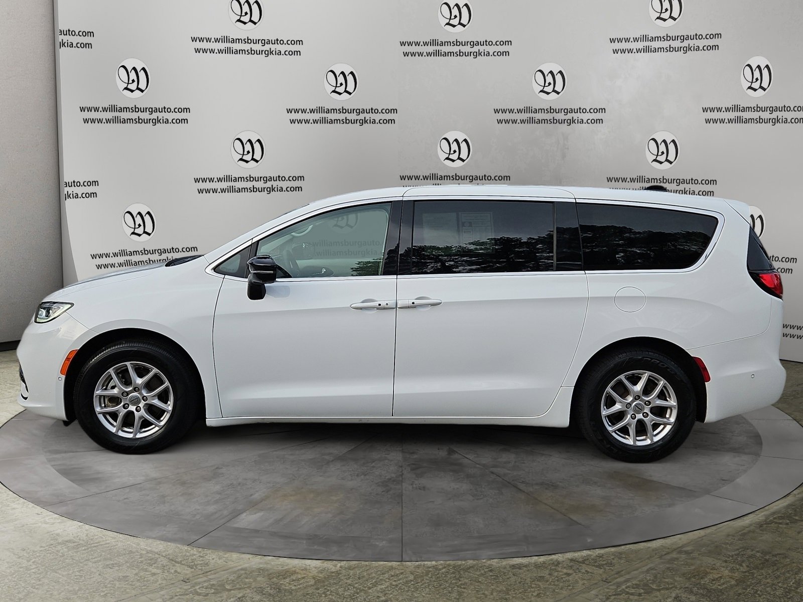 Used 2024 Chrysler Pacifica Touring-L image 2