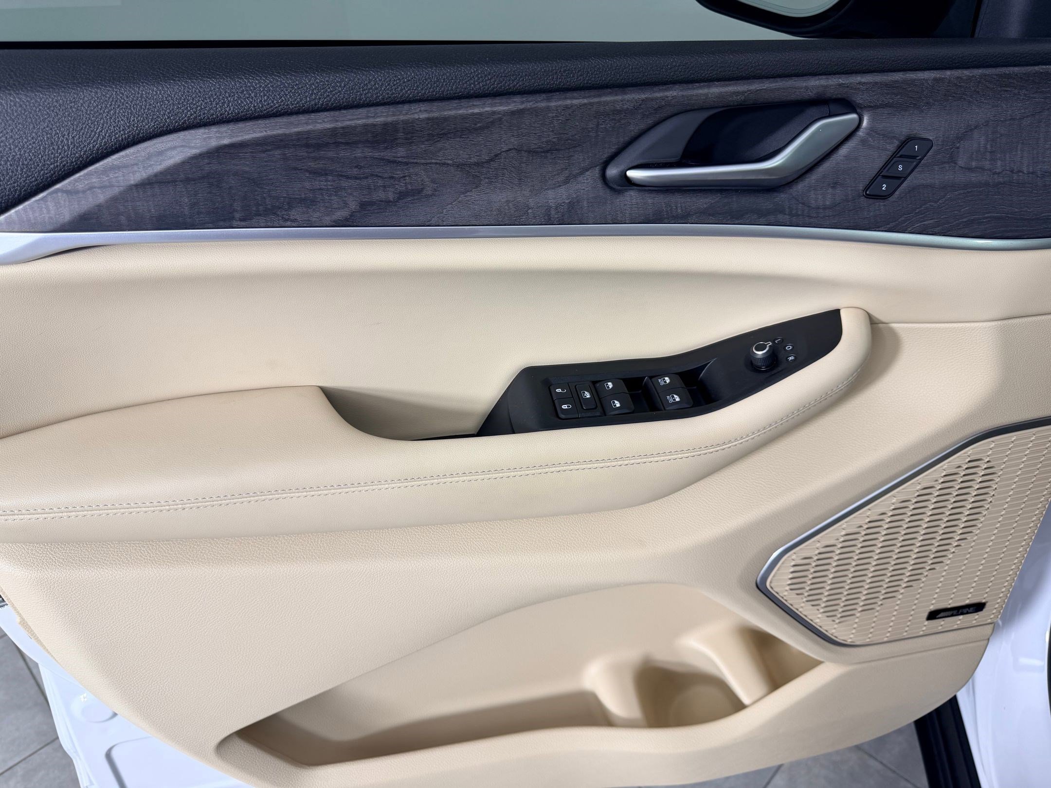 Used 2025 Jeep Grand Cherokee Limited w/ Luxury Tech Group II image 12