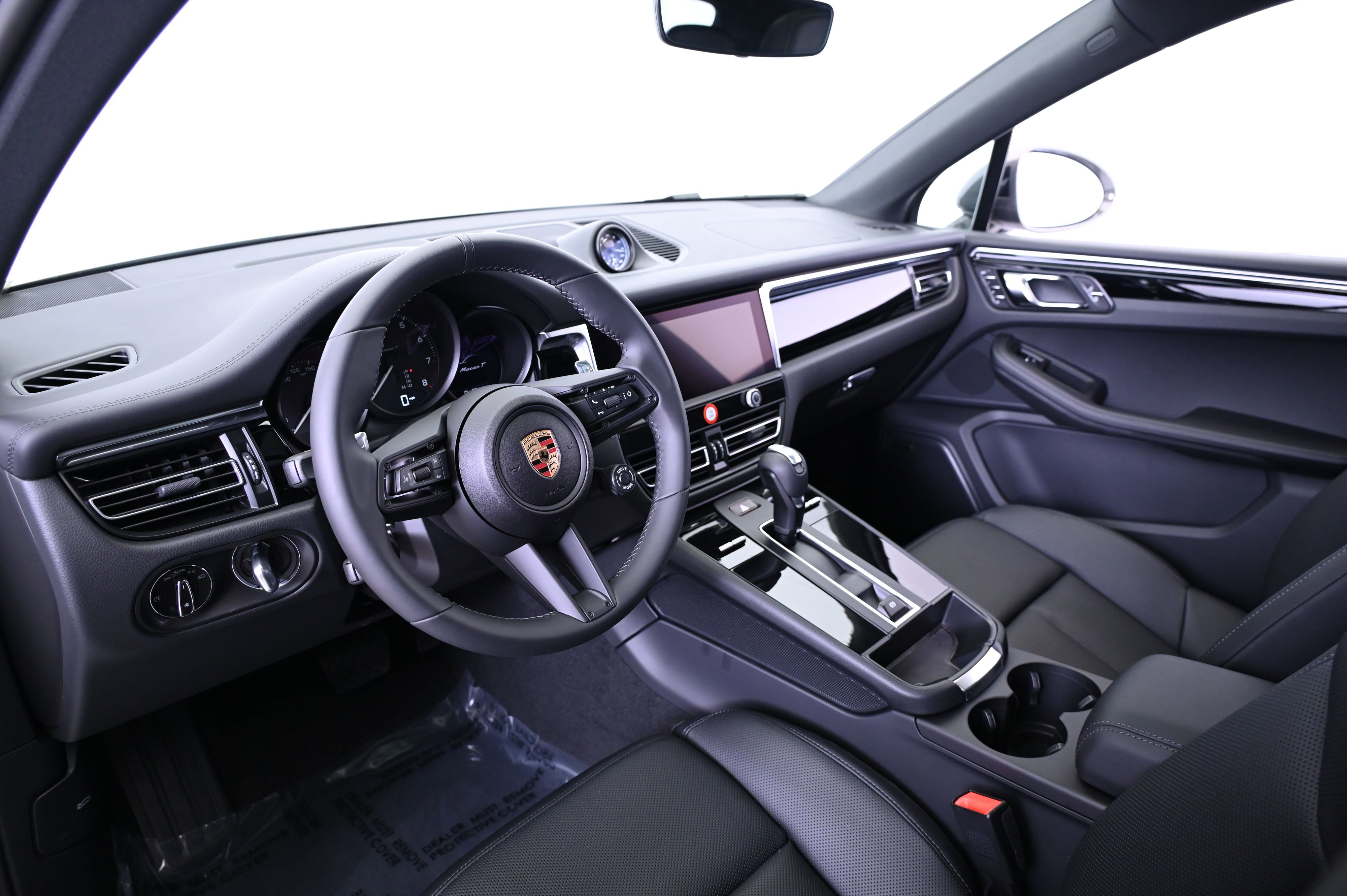 Certified 2025 Porsche Macan image 4