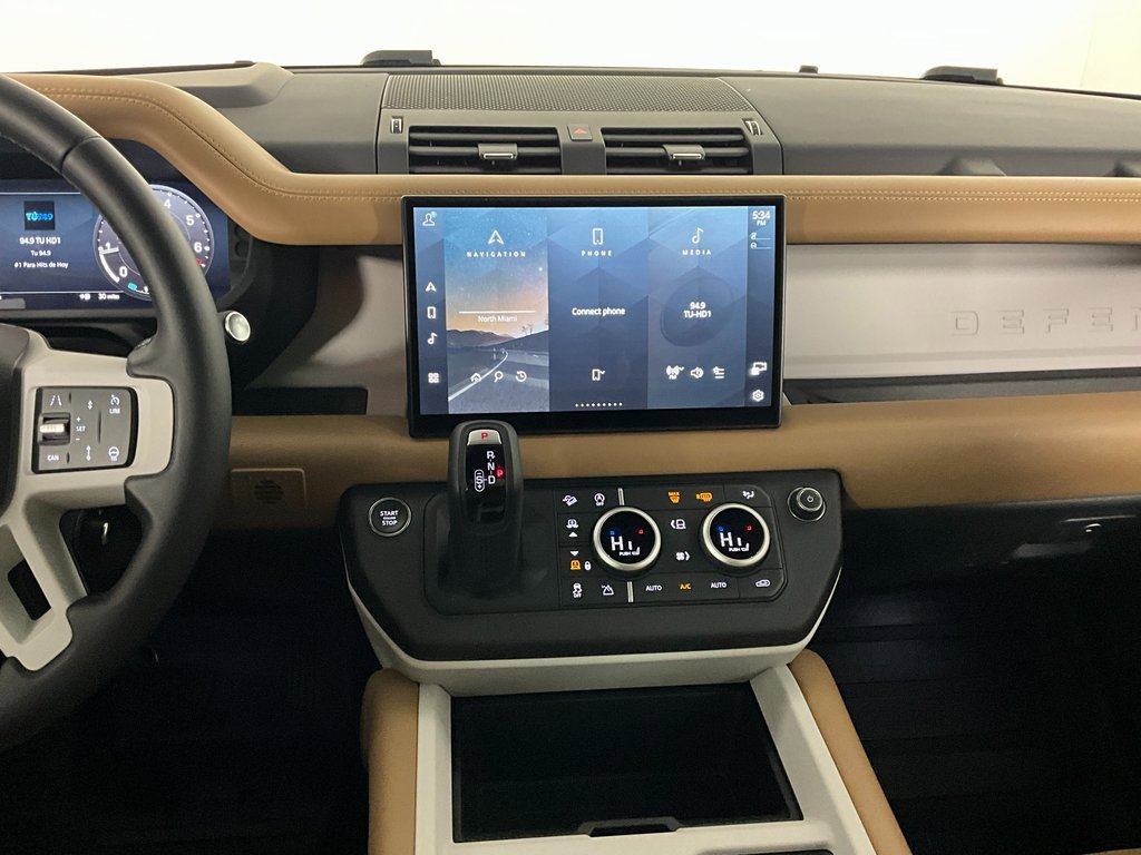 Used 2025 Land Rover Defender 130 X-Dynamic SE image 12