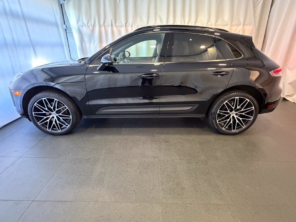 Certified 2024 Porsche Macan AWD/4WD image 2