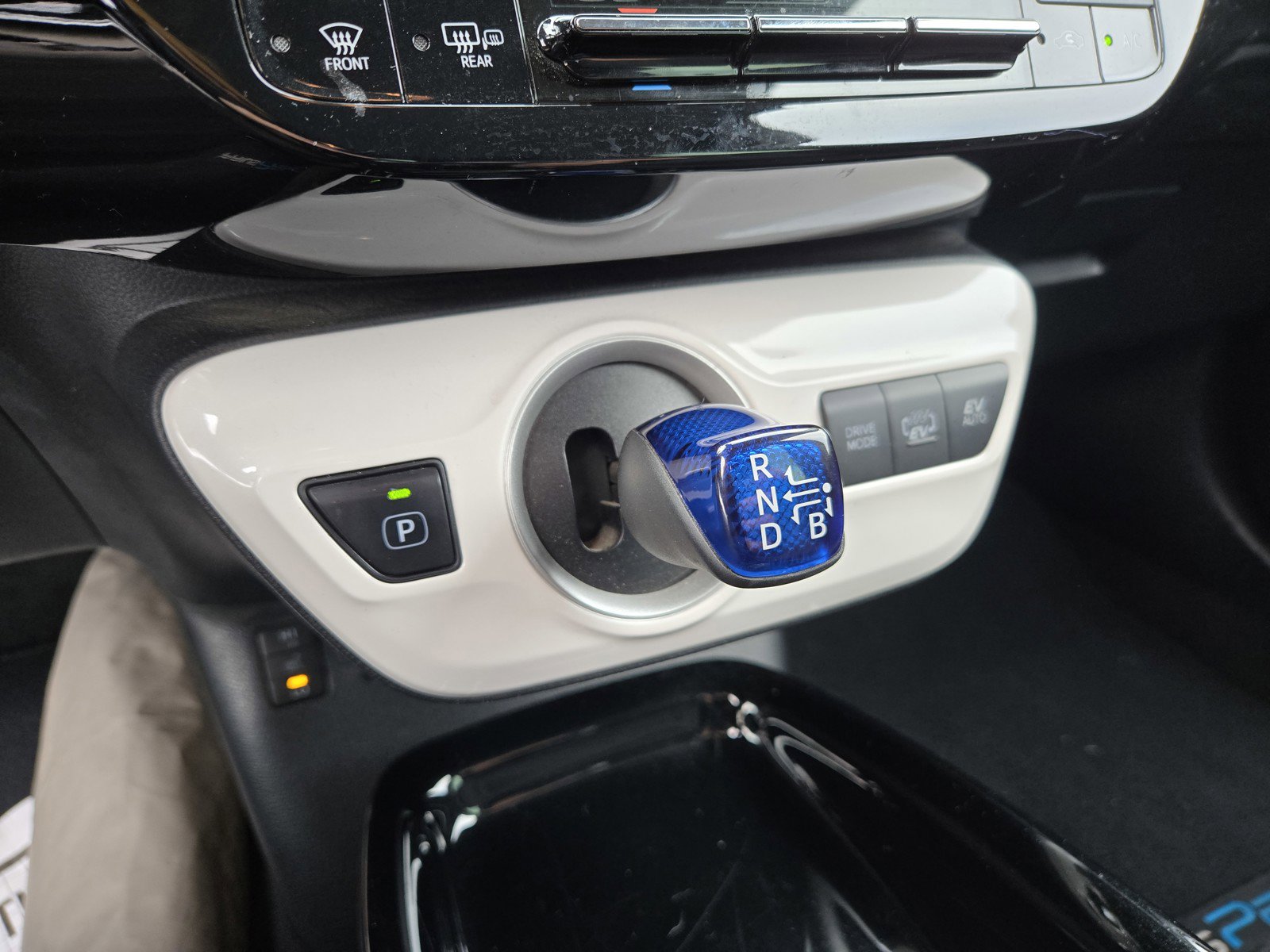 Used 2017 Toyota Prius Prime Premium image 17