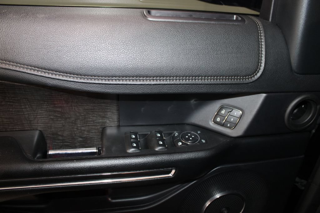Used 2019 Ford Expedition Limited w/ Equipment Group 301A RWD image 40