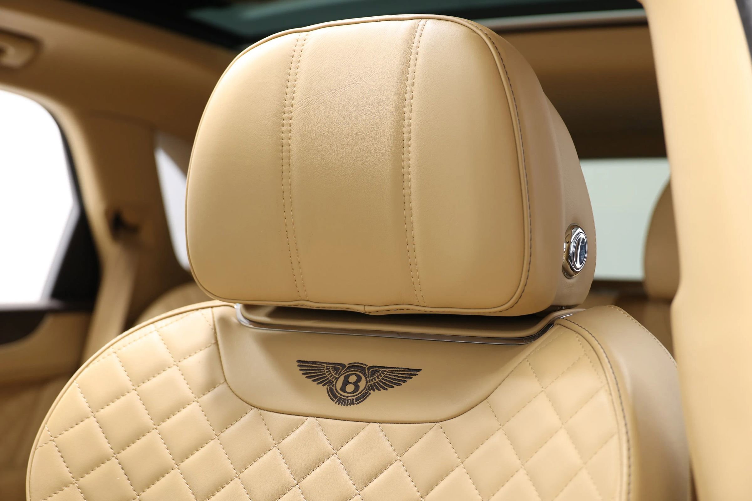 Used 2018 Bentley Bentayga AWD/4WD image 19