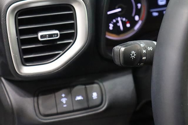 Used 2022 Hyundai Venue SEL FWD image 18
