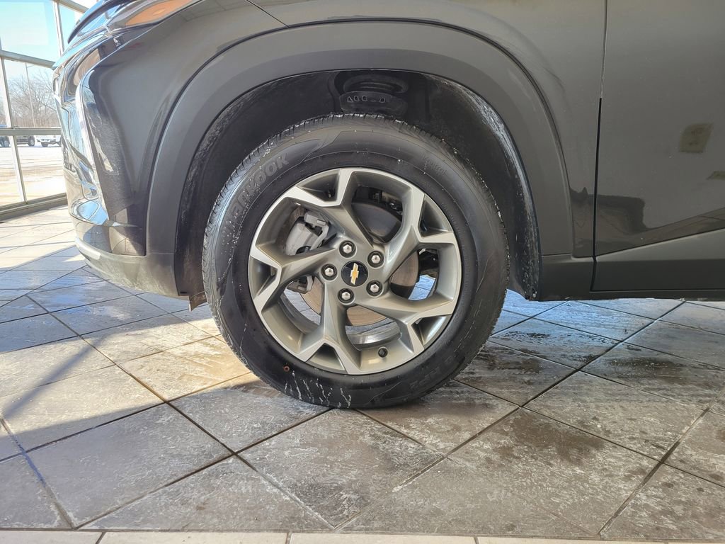 Used 2025 Chevrolet Trax LT w/ LT Convenience Package image 13