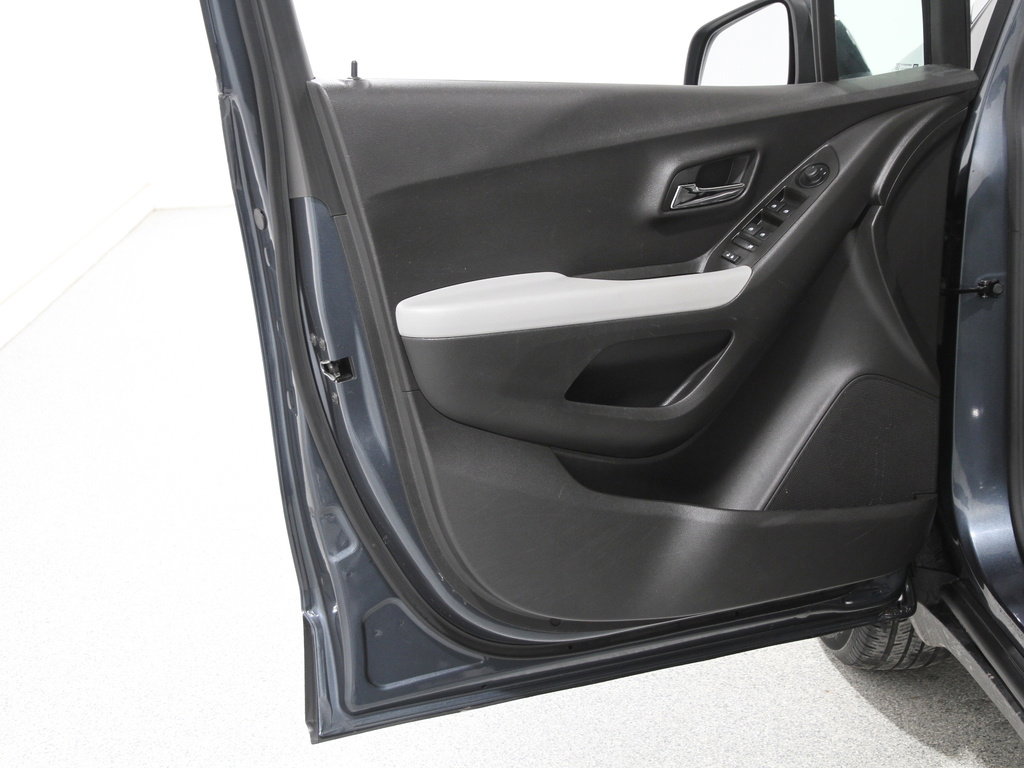 Certified 2022 Chevrolet Trax LT w/ LT Convenience Package image 4