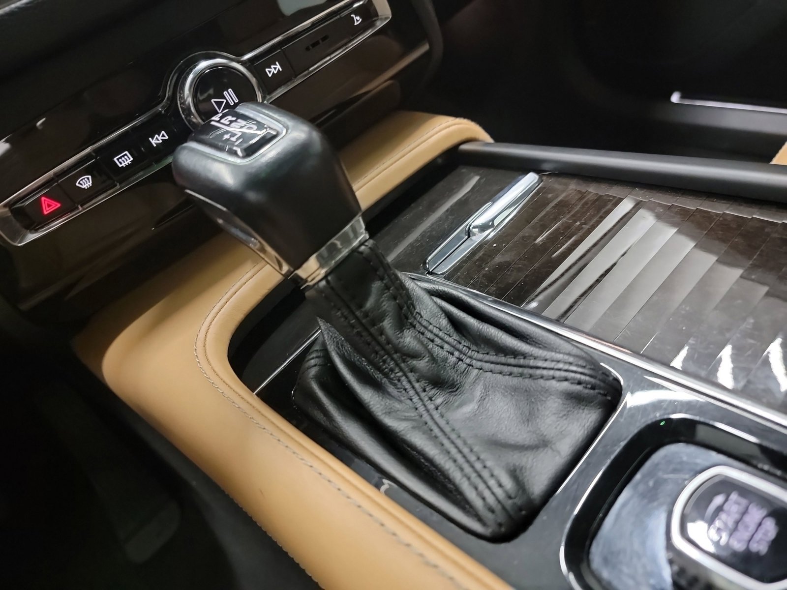 Used 2018 Volvo XC90 T6 Momentum w/ Convenience Package image 27