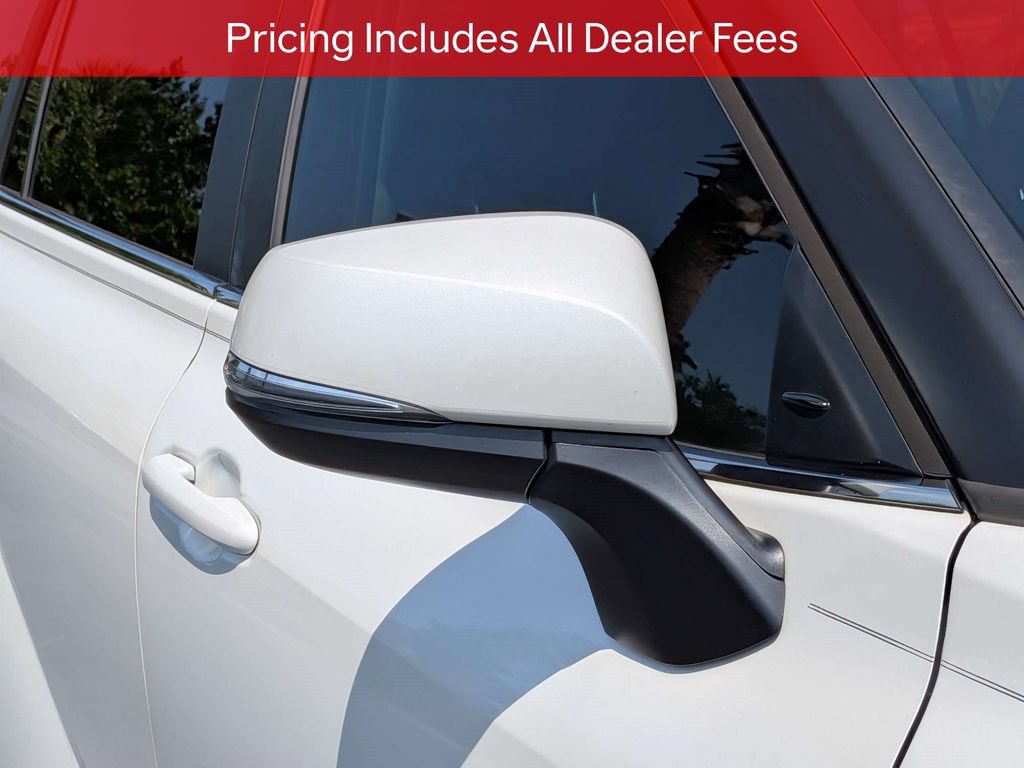 Used 2023 Toyota Highlander XLE AWD/4WD image 13