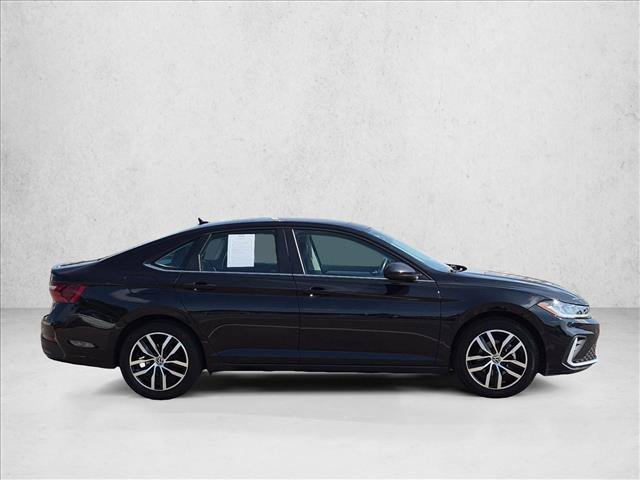 Used 2025 Volkswagen Jetta SE FWD image 4