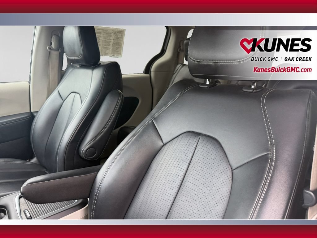 Used 2024 Chrysler Pacifica Touring-L FWD image 22