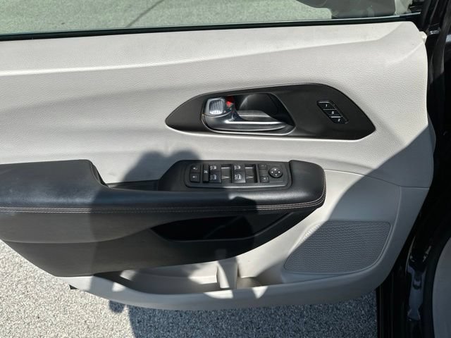 Used 2020 Chrysler Pacifica Touring-L Plus FWD image 23