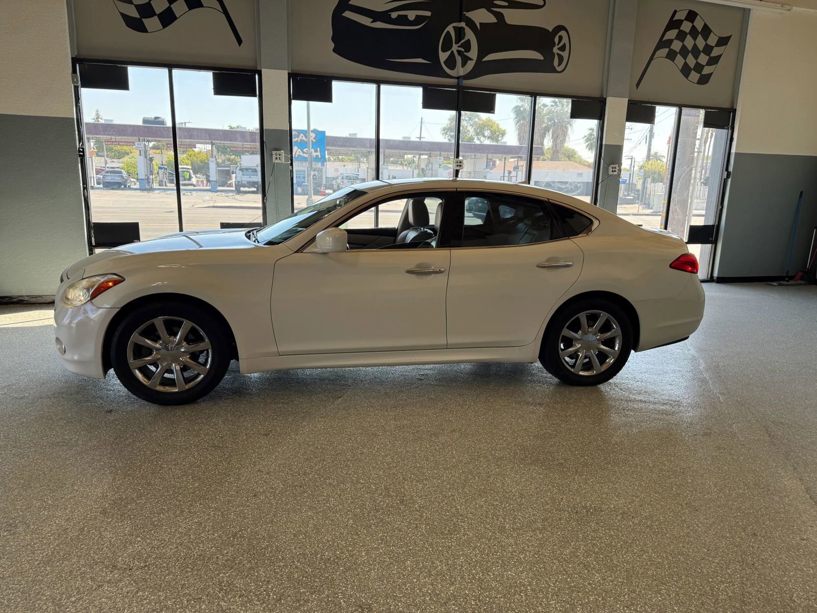 Used 2011 INFINITI M37 w/ Deluxe Touring Pkg RWD image 4