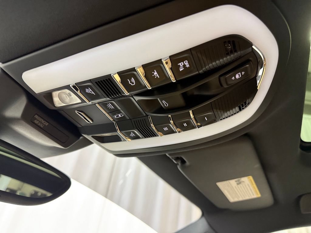 Certified 2017 Porsche Macan AWD/4WD image 18