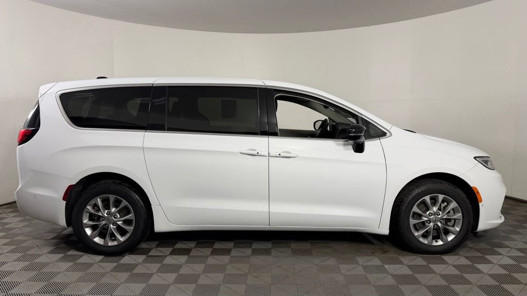 Used 2024 Chrysler Pacifica Touring-L AWD/4WD image 9