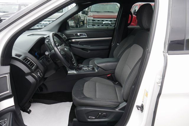 Used 2018 Ford Explorer XLT image 2
